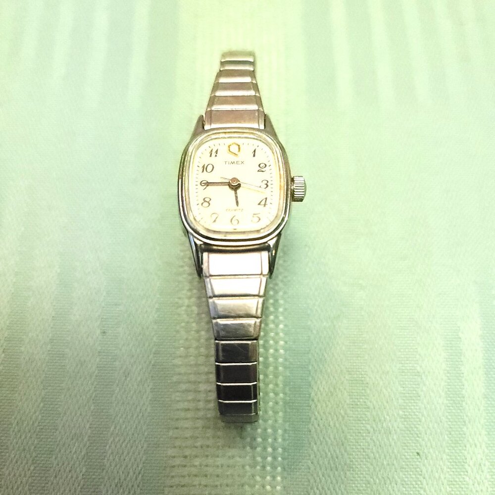 1980s Timex Q Ladies Watch Silver Tone Expansion Band - NEW BATTERY - Runs